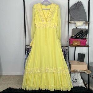 VINTAGE 1970s Pale Yellow Prairie Peasant Dress